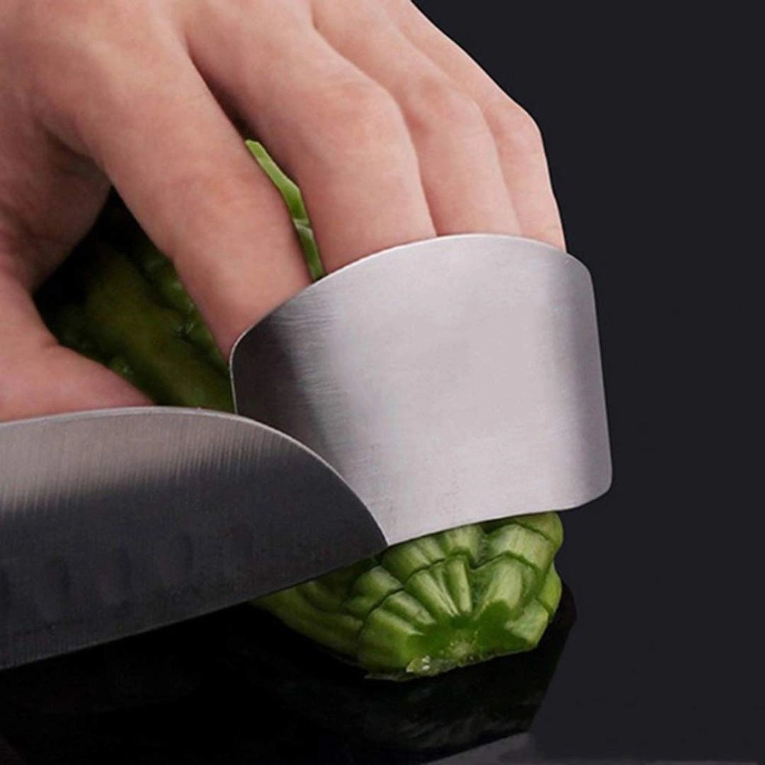 Knife blade sliding against finger protector guard